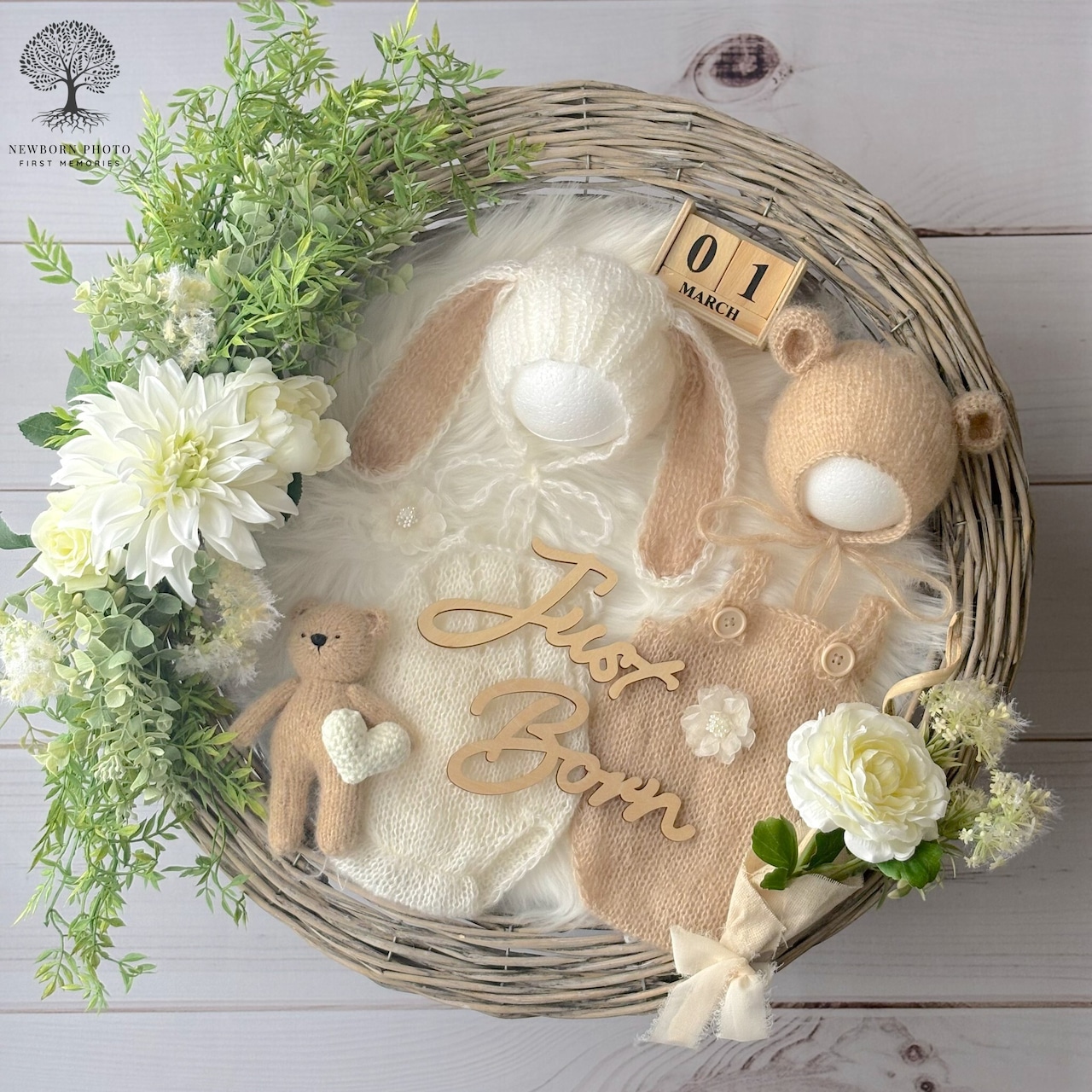 ニューボーンフォト撮影セットとぬいぐるみ、衣装、Just Born プレートを配置した撮影イメージ