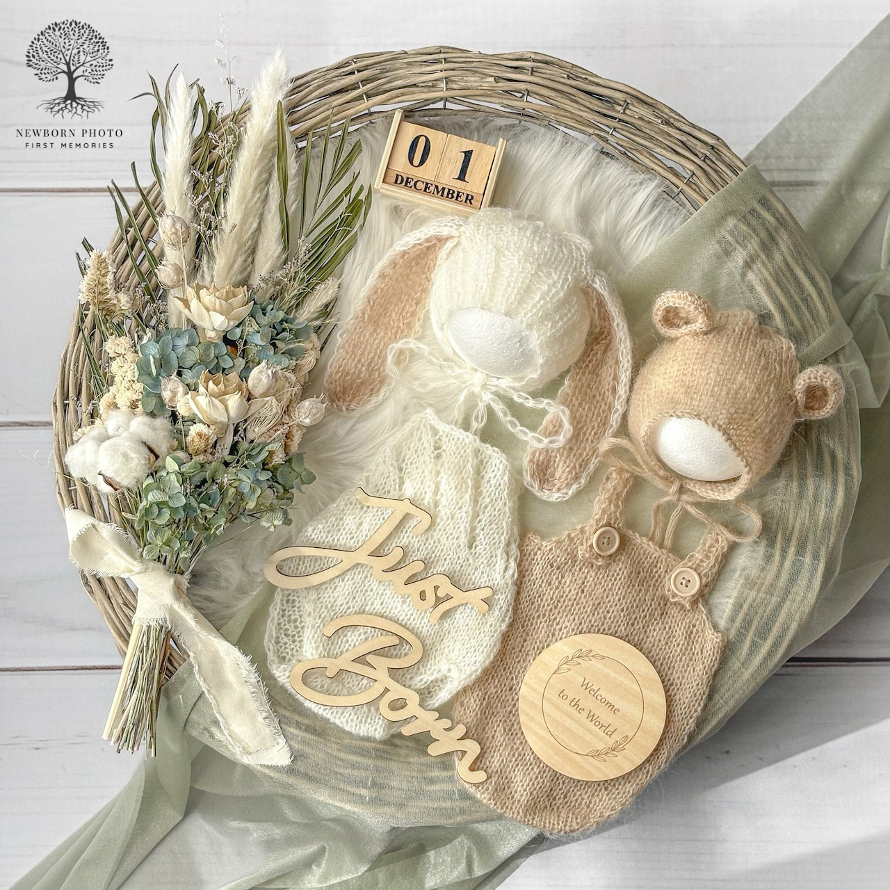 ニューボーンフォト撮影セットとぬいぐるみ、衣装、Just Born プレートを配置した撮影イメージ