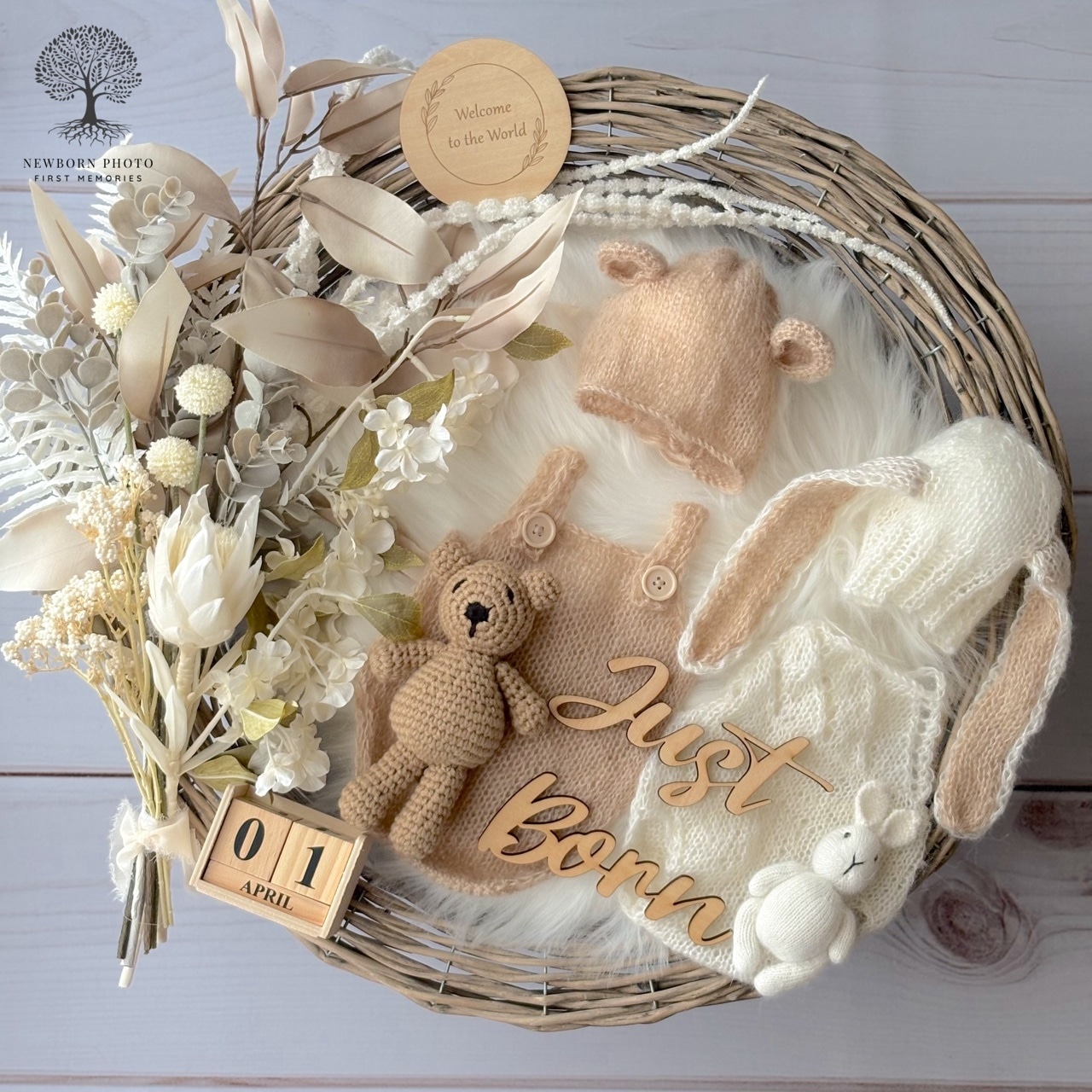ニューボーンフォト撮影セットとぬいぐるみ、衣装、Just Born プレートを配置した撮影イメージ