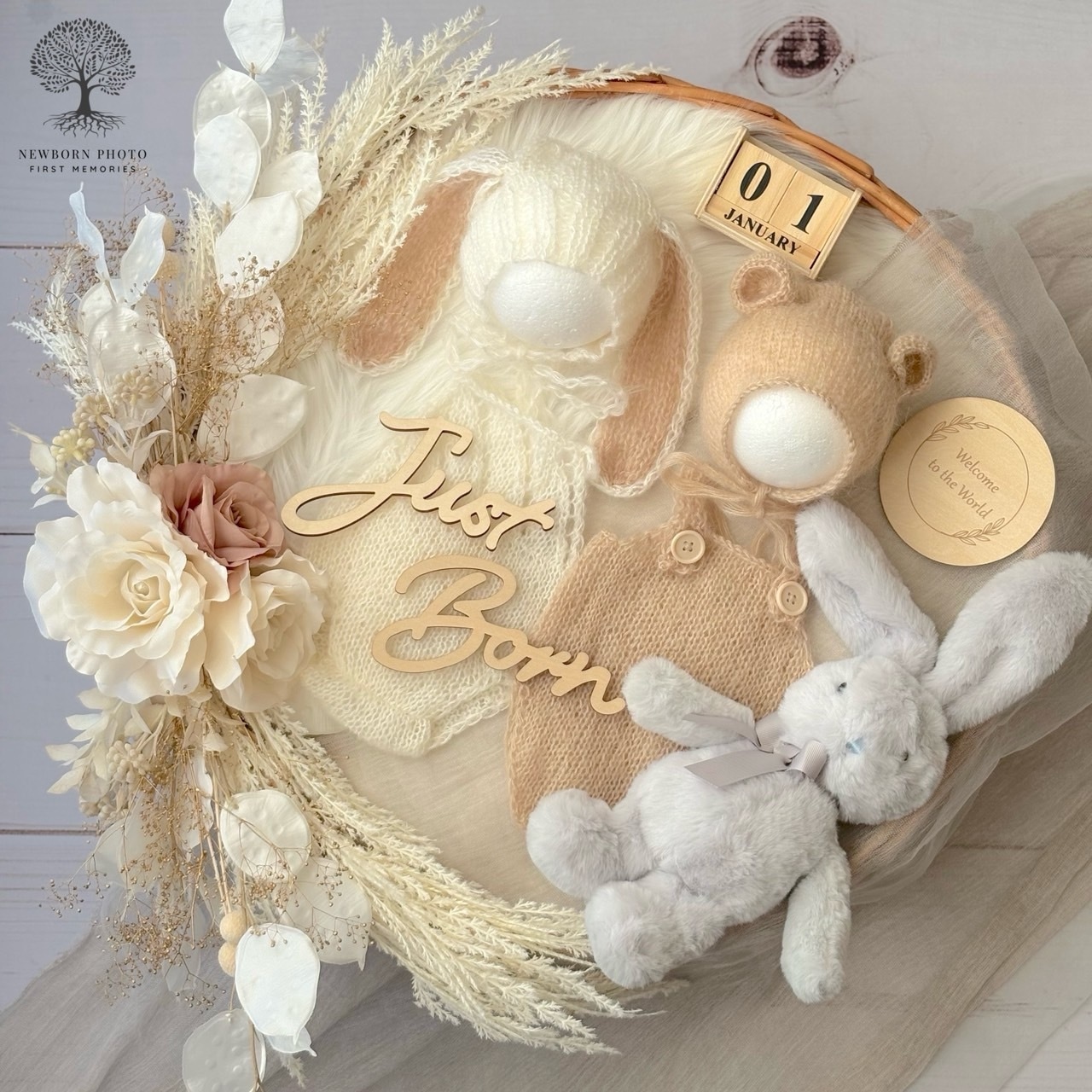ニューボーンフォト撮影セットとぬいぐるみ、衣装、Just Born プレートを配置した撮影イメージ