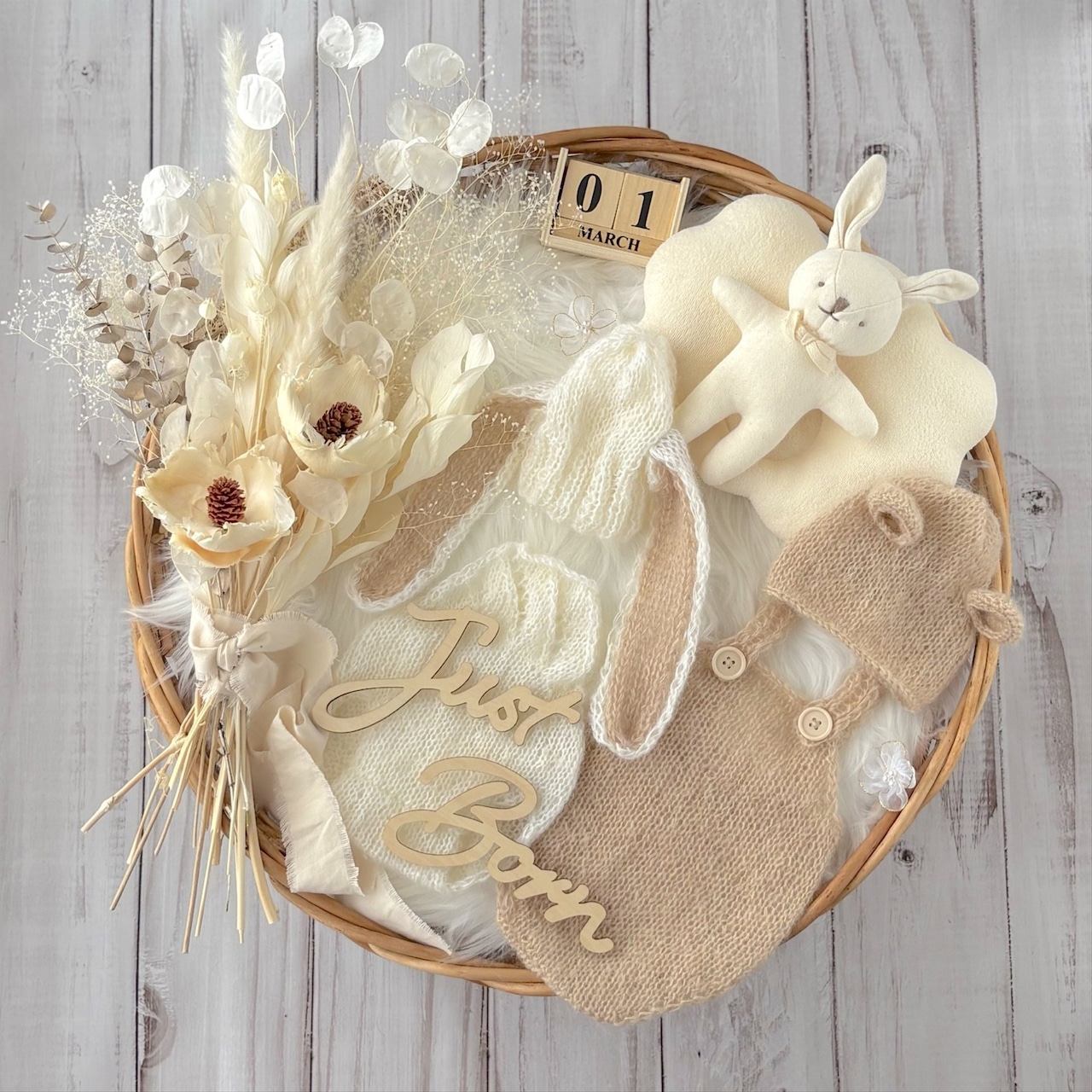 ニューボーンフォト撮影セットとぬいぐるみ、衣装、Just Born プレートを配置した撮影イメージ