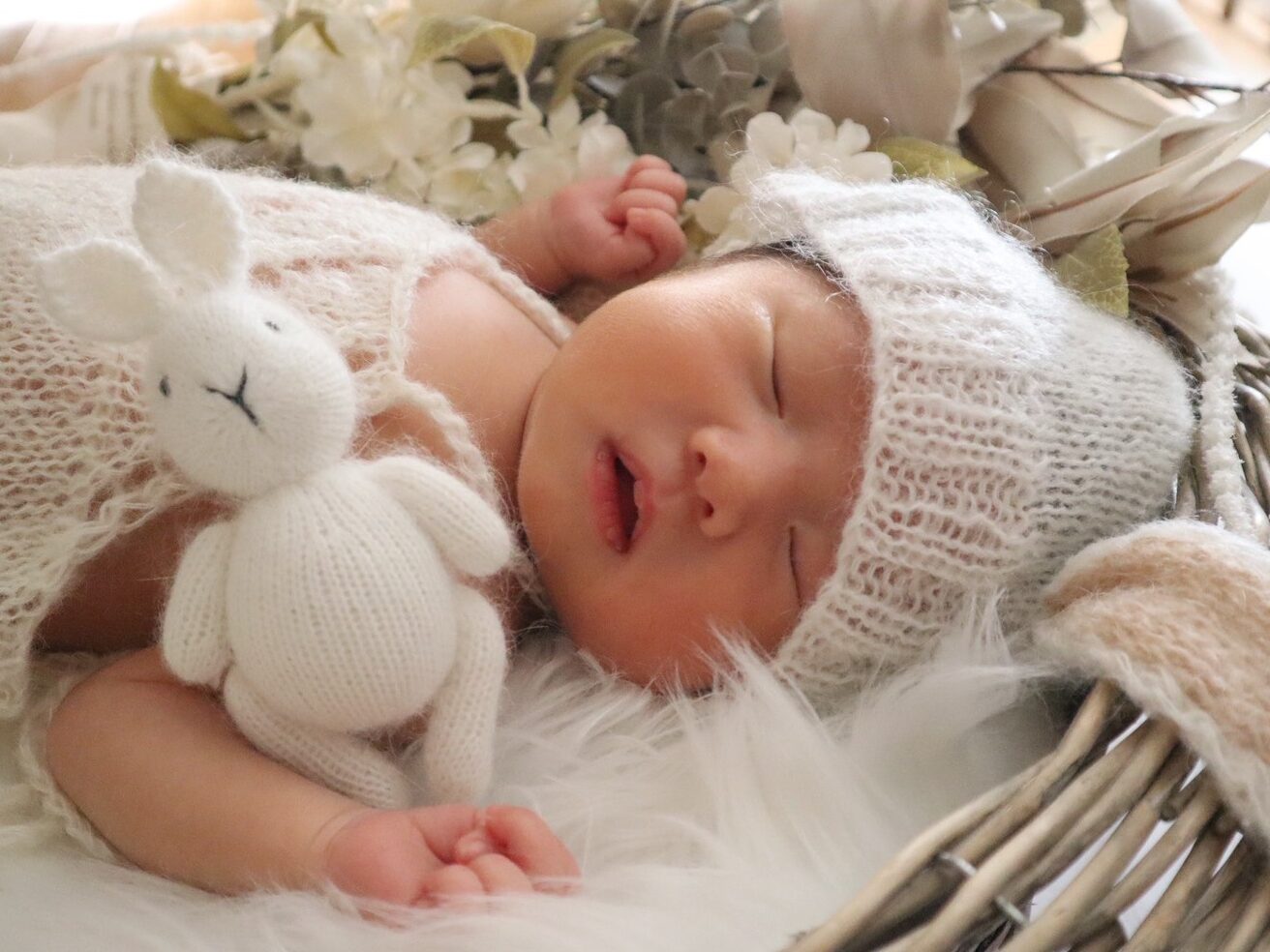 ニューボーンフォト撮影でのうさぎの衣装とうさぎのぬいぐるみの写真