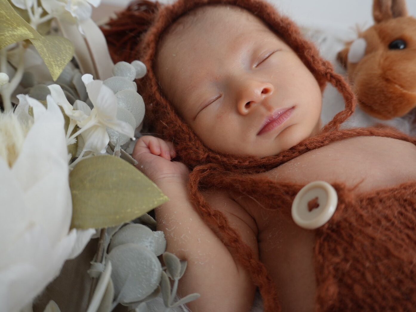 ニューボーンフォト撮影での赤ちゃんとお花の写真